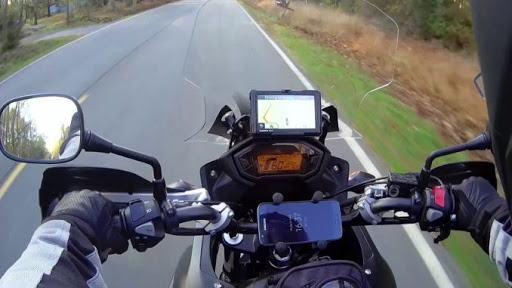 Comment peut-on brancher un GPS sur une moto ?